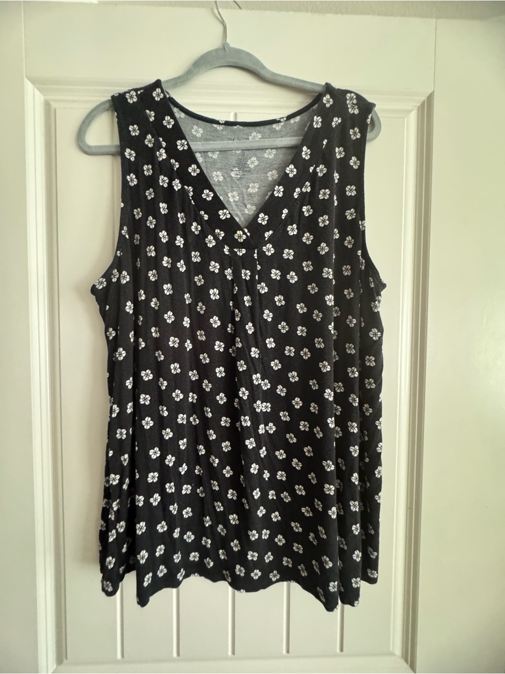 croft & barrow Black Floral V-Neck Sleeveless Tank